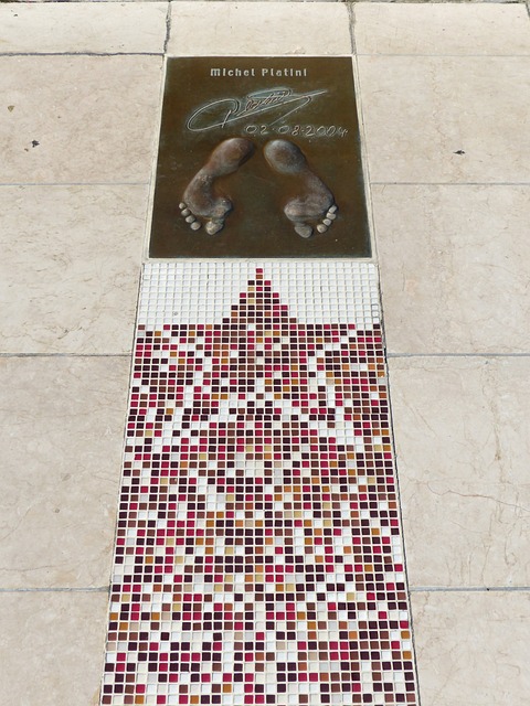 年轻人敲响 年轻人敲响